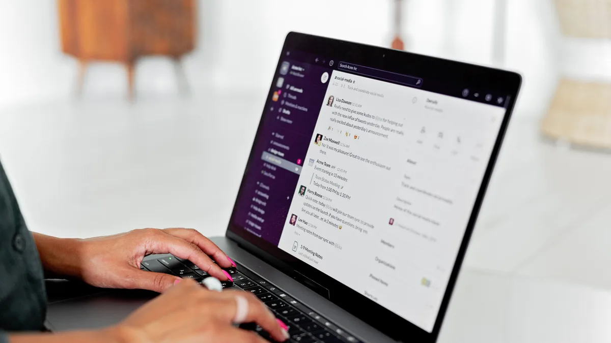 frau laptop chat