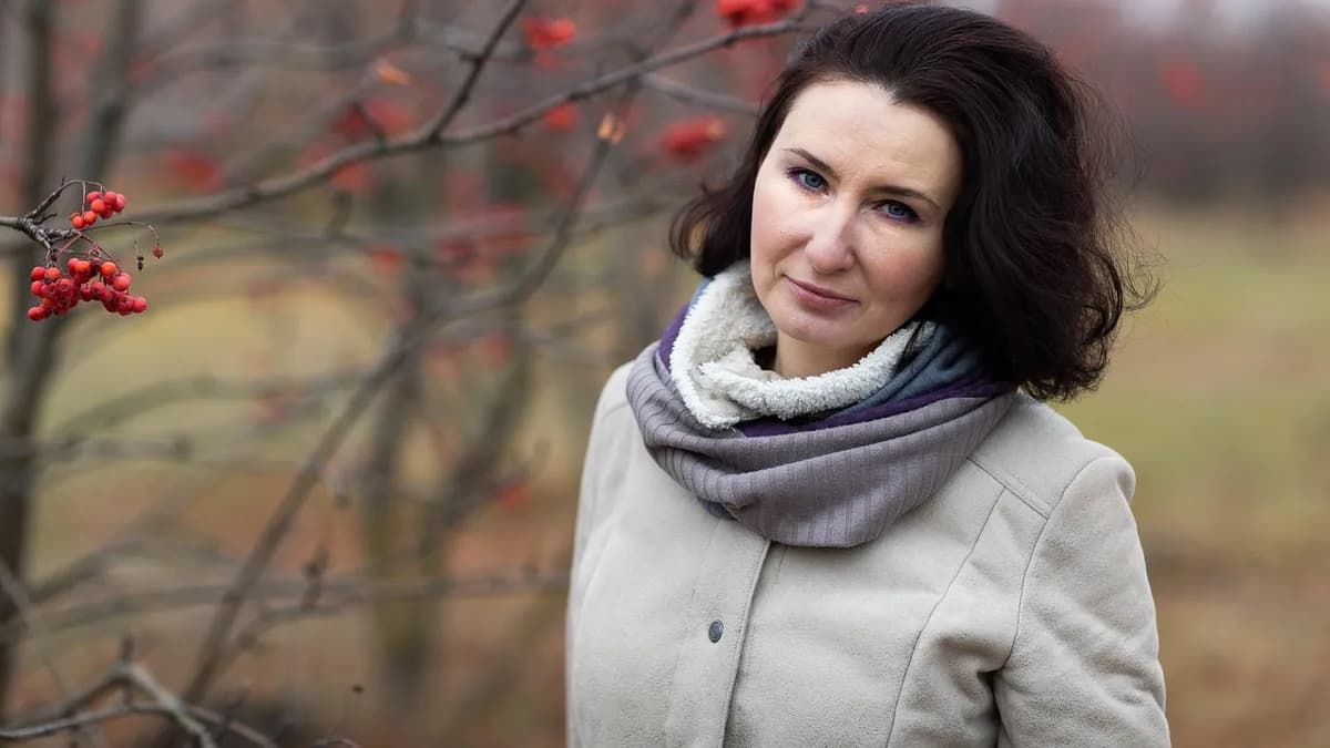 frau liegt gelangweilt mit handy im bett