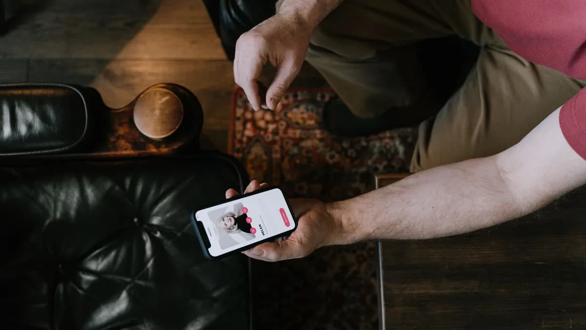 hand hält smartphone mit dating app auf display