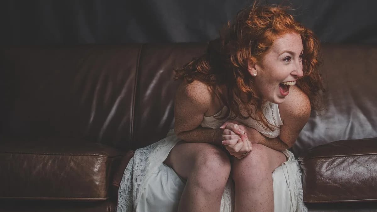 frau allein sofa