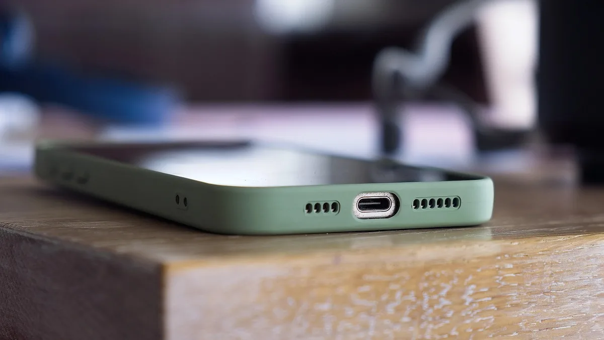 mann tippt nachricht smartphone