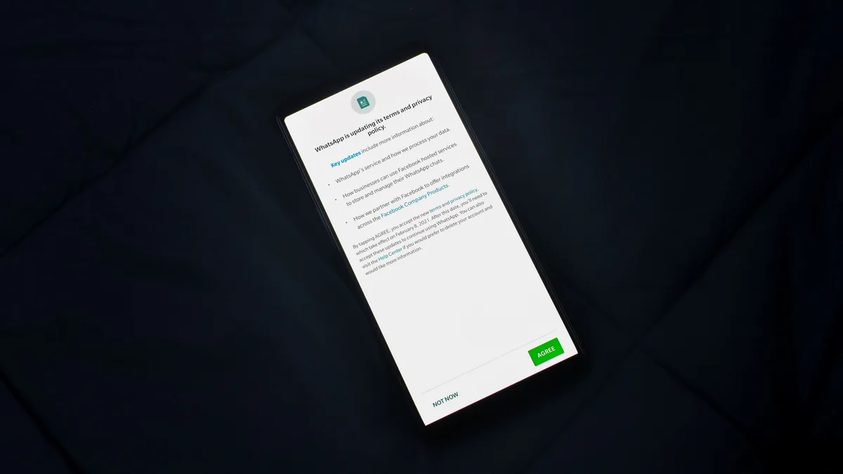 Smartphone zeigt eine Datenschutzerklärung auf dem Bildschirm