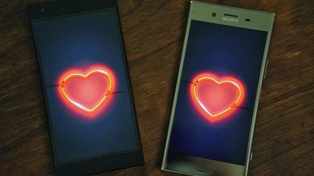 Zwei Smartphones nebeneinander, auf beiden leuchtet ein Herz-Symbol