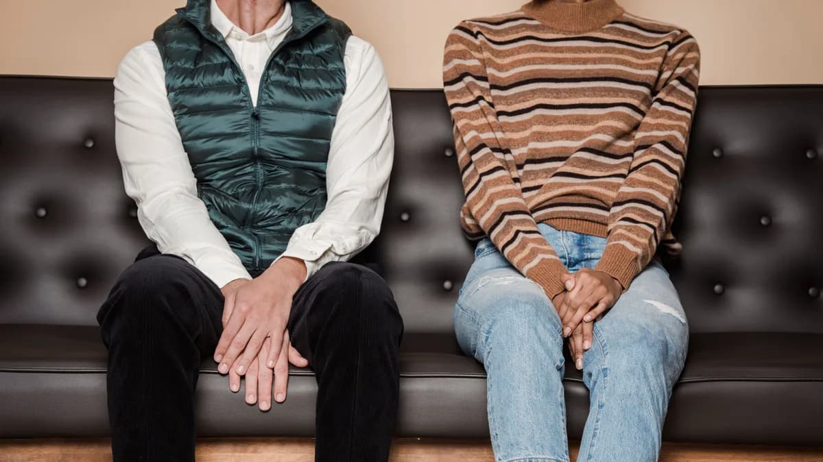 paar sitzt distanziert auf sofa